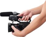 Panasonic X2000 | Caméscope Semi-Pro 4K (4K 60p, Zoom Optique Leica 24x, 25mm, Stabilisé, Viseur, Enreg. interne 4:2:2 10bit 4Kj, Live Streaming FHD, Torche LED,2 Prises XLR) Noir – Image 8