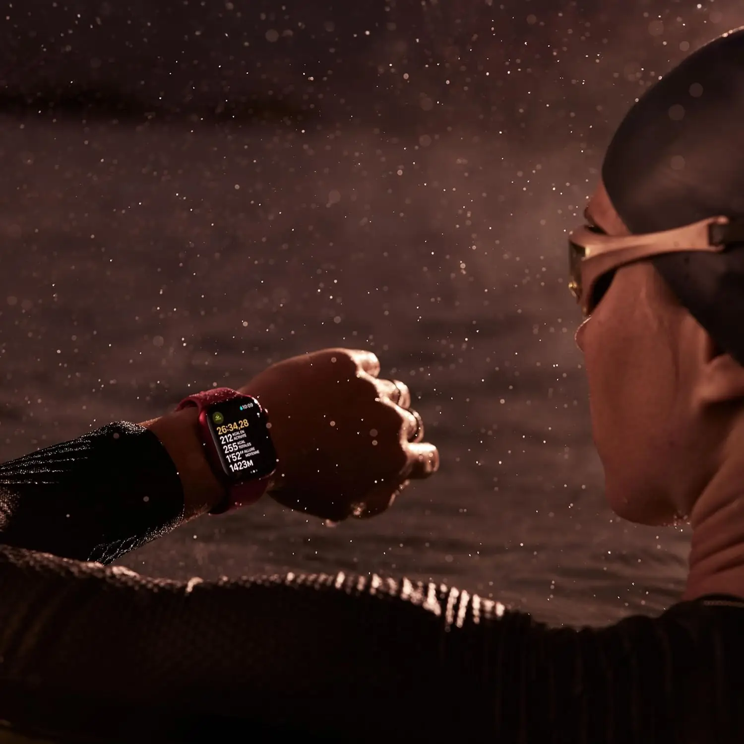 Apple Watch Series 9 (45 mm GPS + Cellular) Smartwatch avec boîtier en Acier Inoxydable et Bracelet Milanais Graphite. Suivi de l’activité Physique, apps Oxygène sanguin et ECG, résistance à l’Eau – Image 3