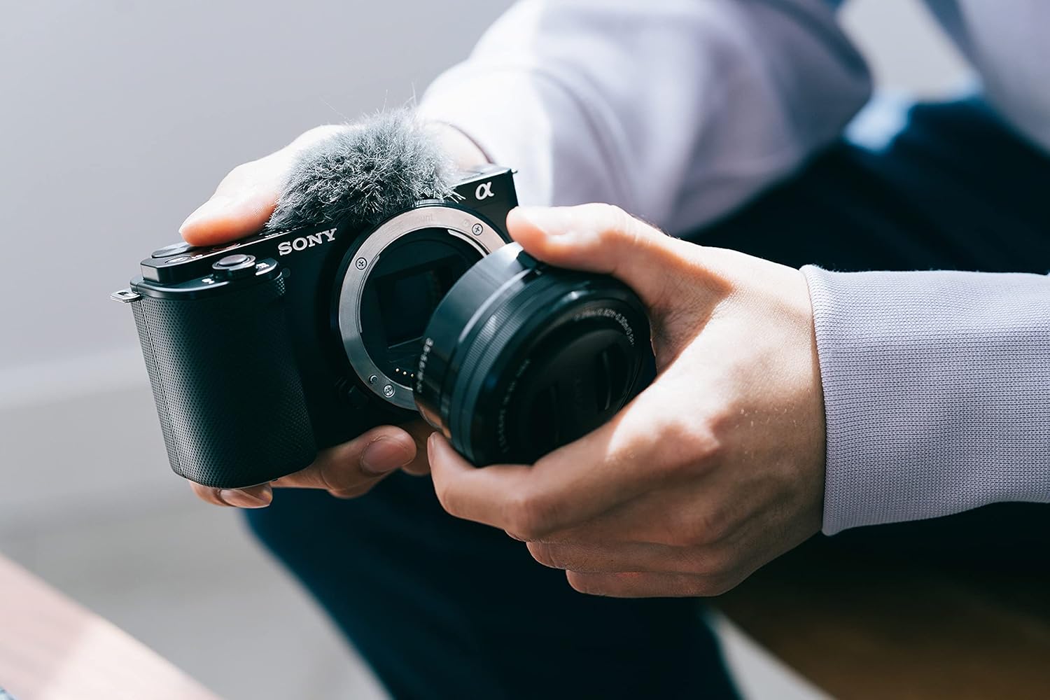 Sony Alpha ZV-E10 | Appareil photo vidéo hybride APS-C Vlog avec optique zoom motorisée 16-50mm f/3.5-5.6 Gris – Image 2